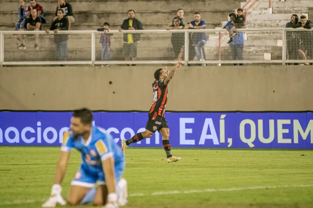 Wellington Nem marcou o primeiro gol do Vitória, no primeiro tempo