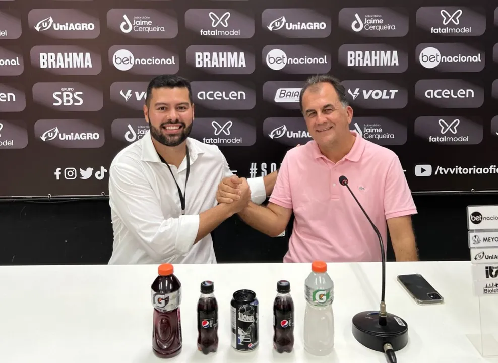 Iuri Mattos ao lado do presidente Fábio Mota