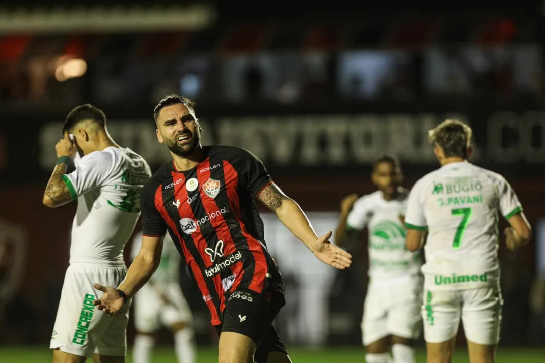 Léo Gamalho volta a marcar após três meses e se emociona