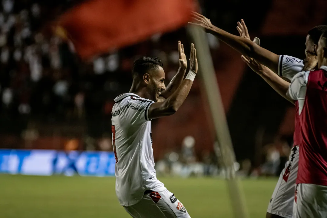 Mateus Gonçalves comemora primeiro gol da partida, que foi contra do zagueiro Rafael Thyere