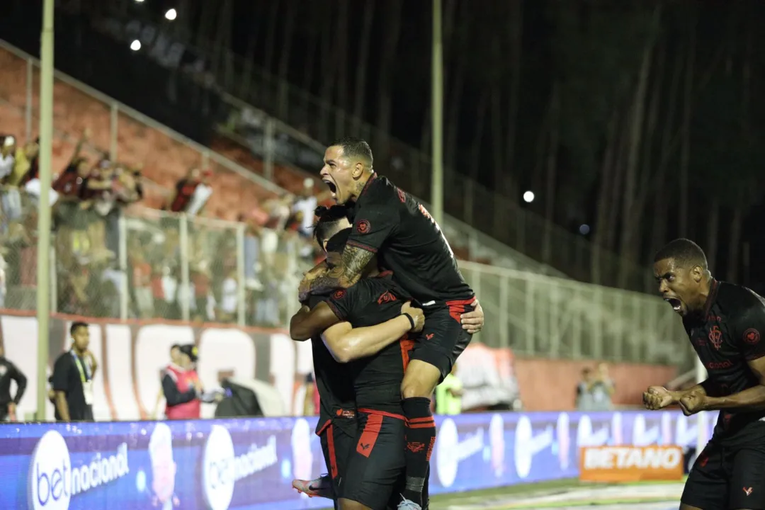 Léo Gamalho marcou o gol do jogo