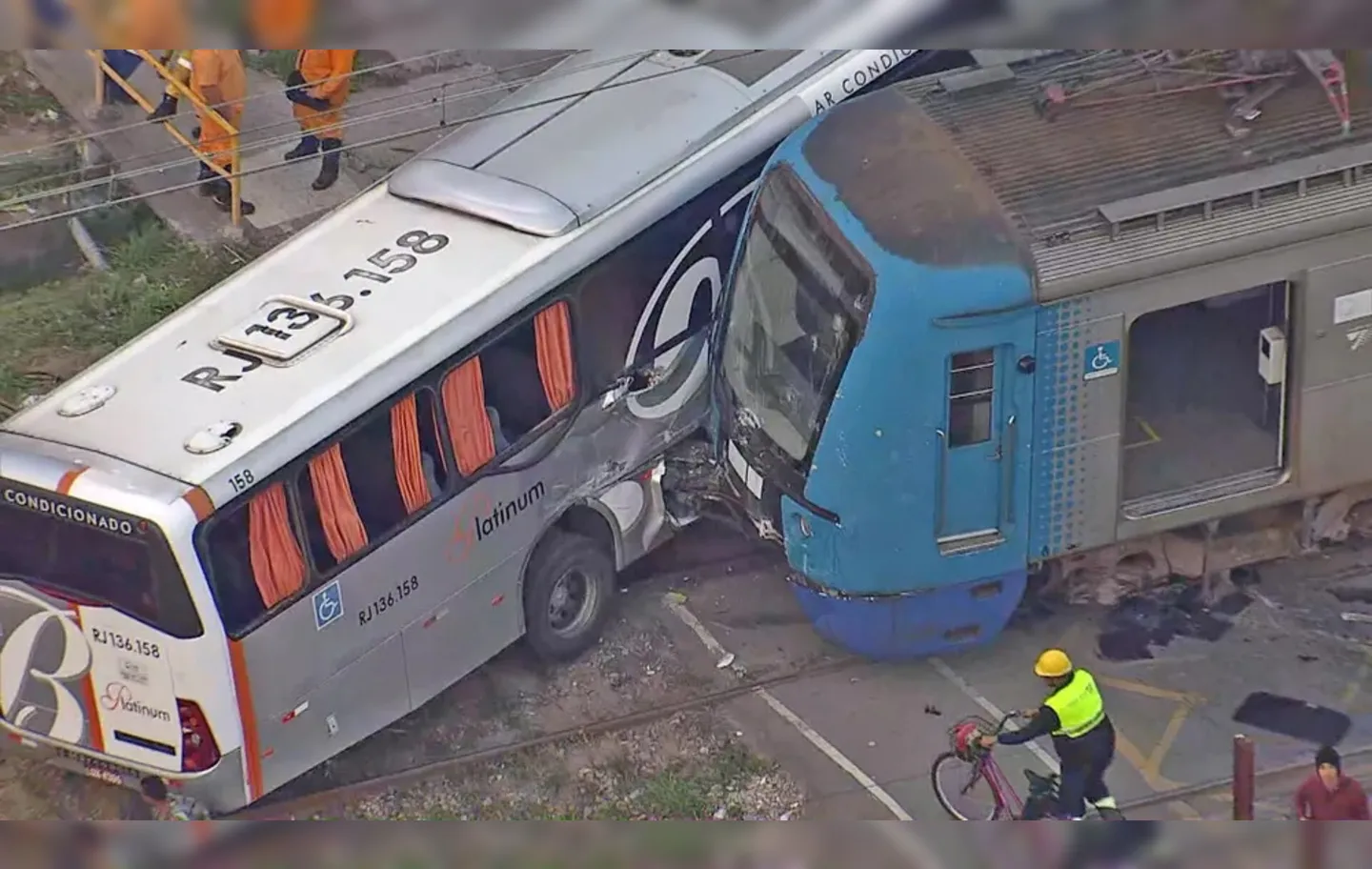 Imagem ilustrativa da imagem Acidente entre ônibus e trem deixa 13 feridos no Rio de Janeiro