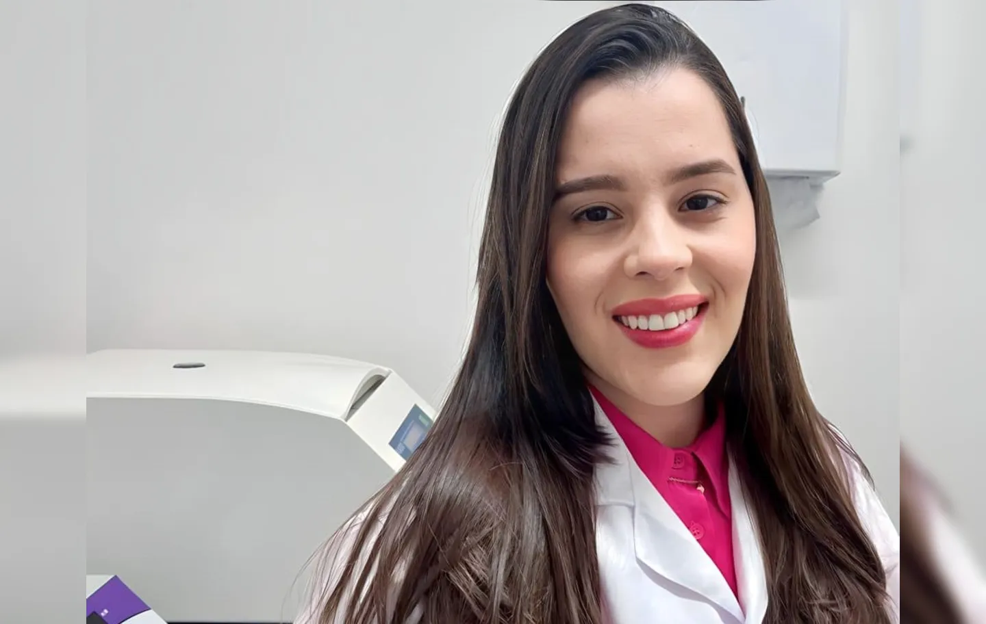 Biomédica e coordenadora do Laboratório, Samara Araújo