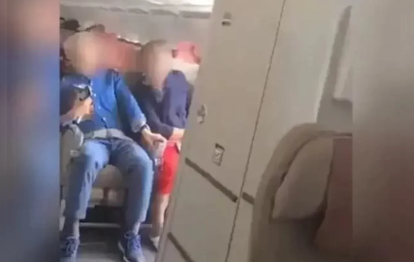 Todos a bordo estavam sentados com os cintos de segurança apertados porque o avião estava prestes a pousar, disse o porta-voz
