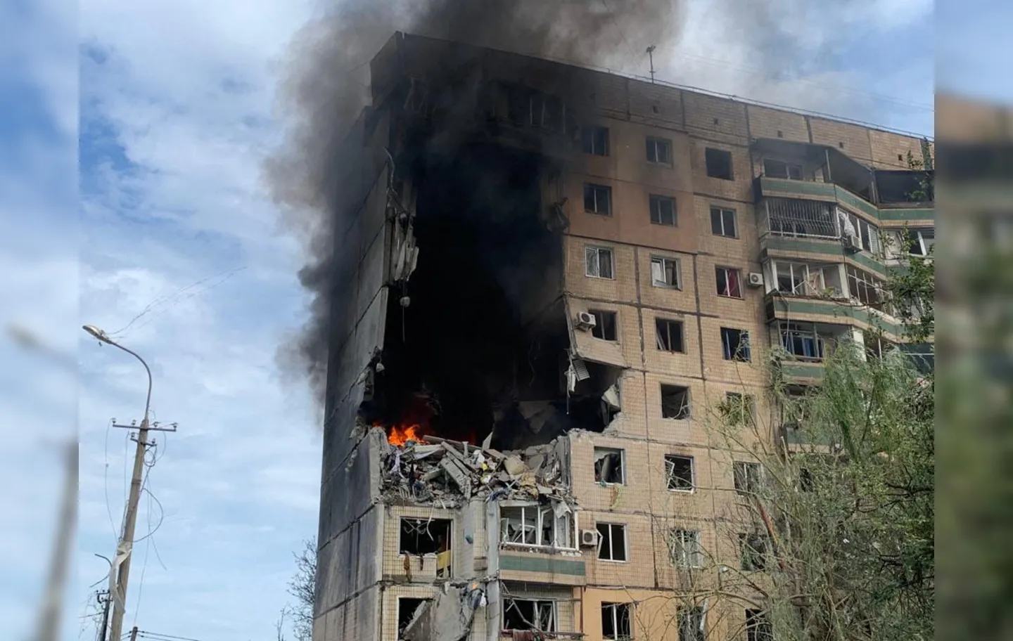Prédio residencial afetado em vários andares e enegrecido pelo fogo