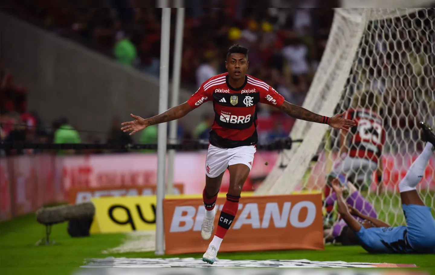 Bruno Henrique comemora gol sobre o Athletico-PR