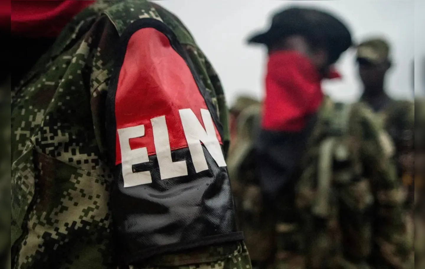 Foto de arquivo retrata membros da guerrilha do Exército de Libertação Nacional (ELN) em um campo de treinamento localizado às margens do rio San Juan, na Colômbia.