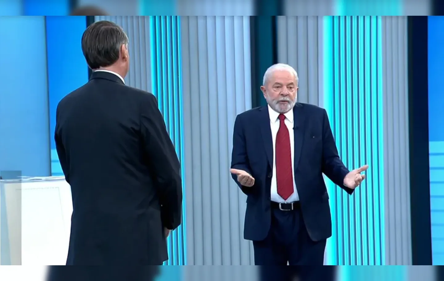 Lula e Bolsonaro durante debate televisivo nas eleições do ano passado
