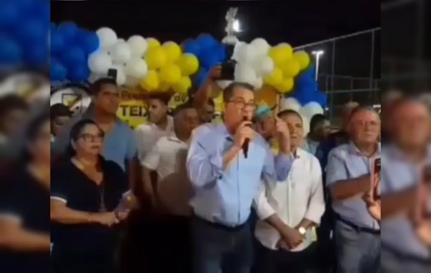 Marcelo Belitardo (UB), prefeito de Teixeira de Freitas, ataca parlamentar da oposição durante pronunciamento em evento político.