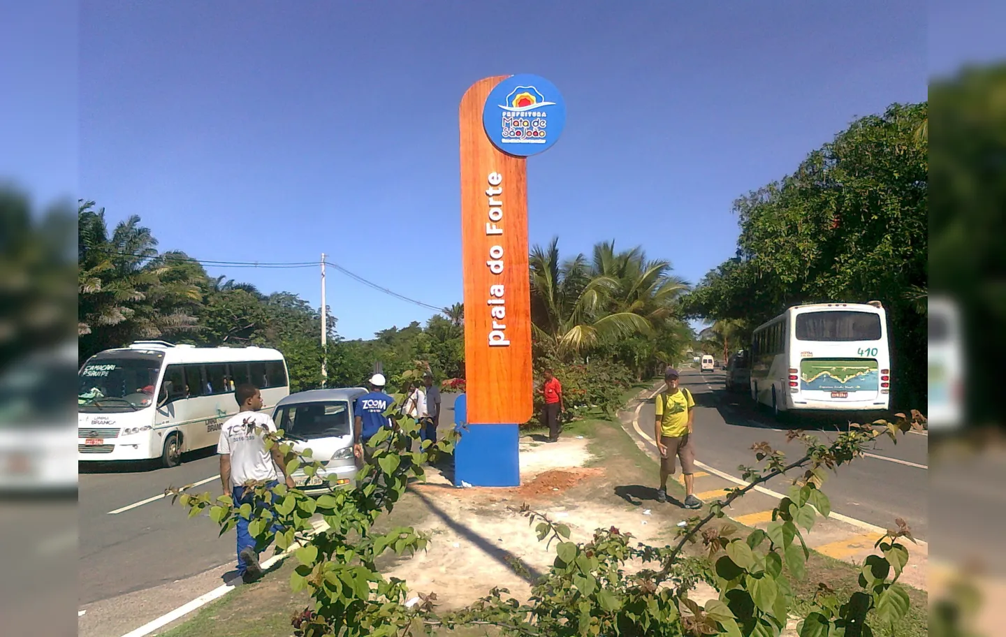 Para o acesso às localidades de Praia do Forte, Imbassaí e Santo Antônio, os ônibus, micro-ônibus e vans devem ter a licença especial da AGERBA .