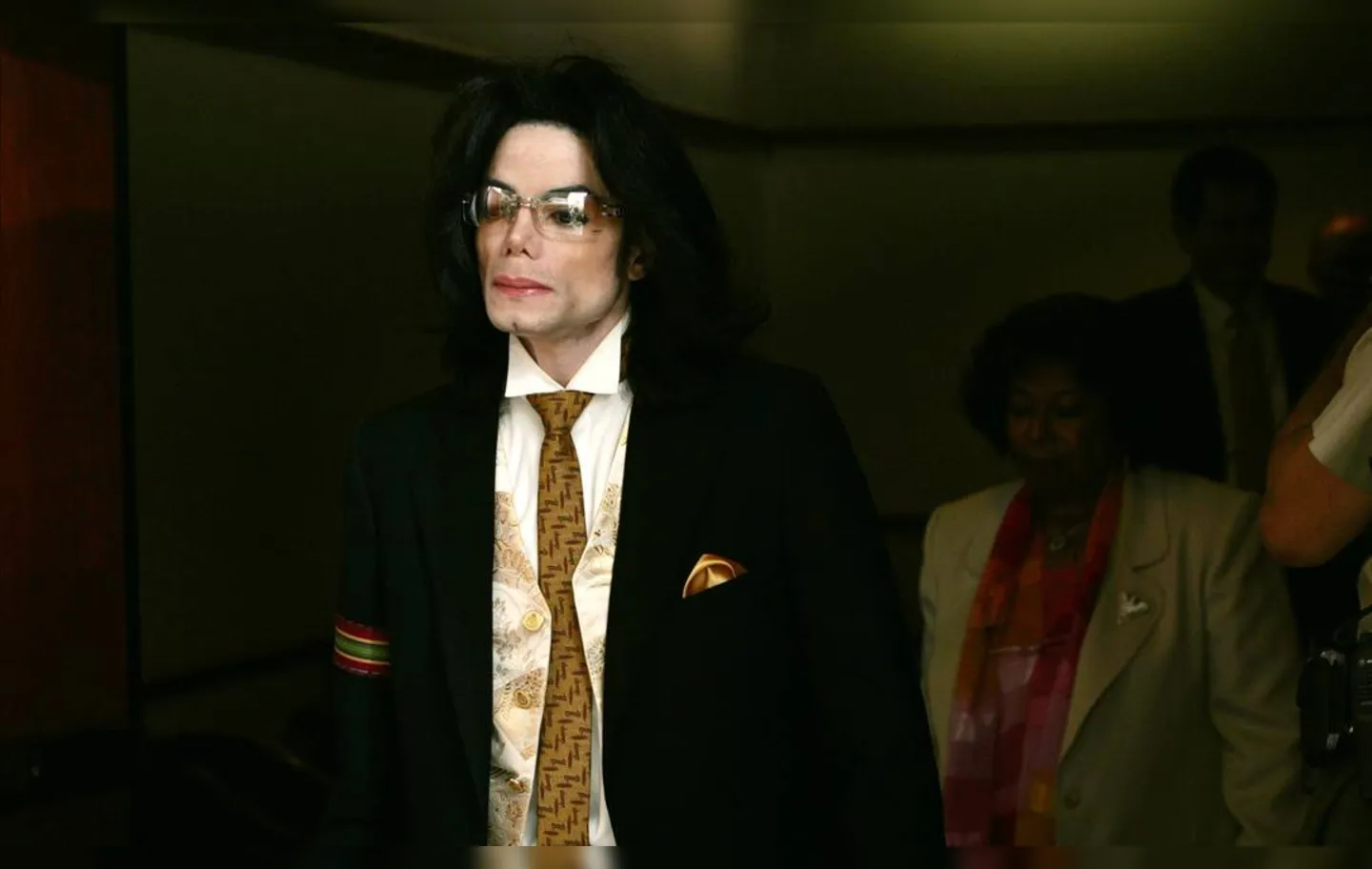 Michael Jackson deixando tribunal após depor sobre acusações de molestar crianças, em 2005