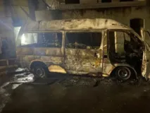 Imagem ilustrativa da imagem Após tentativa de furto, van escolar é incendiada em Salvador