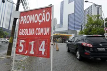 Imagem ilustrativa da imagem Petroleiros pedem que Justiça investigue preços da Acelen na Bahia