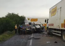 Imagem ilustrativa da imagem Batida entre caminhões deixa dois mortos e quatro feridos na BR-116