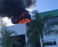 Imagem ilustrativa da imagem Bombeiros controlam incêndio em fábrica de refrigerantes em Alagoinhas