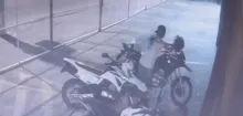 Imagem ilustrativa da imagem Câmera de segurança flagra furto de motos em academia de Salvador