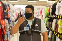 Imagem ilustrativa da imagem Carrefour termina implantação do uso de bodycams nas lojas de Salvador
