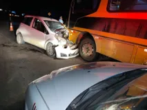 Imagem ilustrativa da imagem Carro bate em ônibus do transporte escolar e mata motorista
