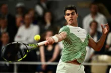 Imagem ilustrativa da imagem Com grande vitória, Alcaraz garante vaga nas semis do Roland Garros
