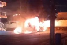 Imagem ilustrativa da imagem Criminosos ateiam fogo em ônibus com passageiros dentro; vídeo