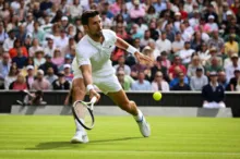 Imagem ilustrativa da imagem Djokovic estreia com vitória e muita chuva em Wimbledon