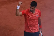 Imagem ilustrativa da imagem Djokovic vira contra Khachanov e vai para semifinal do Roland Garros