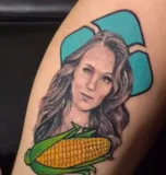 Imagem ilustrativa da imagem Empresário tatua rosto de Larissa Manoela e milho na perna