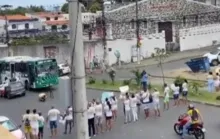 Imagem ilustrativa da imagem Família protesta e fecha trânsito por morte de vidraceiro em Salvador