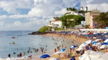Imagem ilustrativa da imagem Gringo brinca ao analisar praia em Salvador: "é caótico"; assista