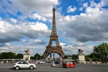 Imagem ilustrativa da imagem Homem é preso após saltar de paraquedas na Torre Eiffel