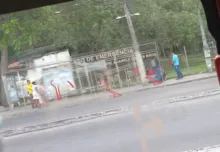 Imagem ilustrativa da imagem Homens em moto fazem arrastão em ponto de ônibus na Avenida Suburbana