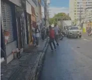 Imagem ilustrativa da imagem Imagens registram briga de dois homens em grande avenida de Salvador