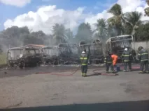 Imagem ilustrativa da imagem Incêndio destrói cinco ônibus do transporte público de Alagoinhas