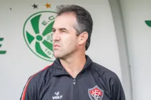 Imagem ilustrativa da imagem Léo Condé aponta “erro crucial” em derrota do Vitória na Série B
