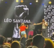 Imagem ilustrativa da imagem Léo Santana expulsa fã de palco após gestos obscenos: "Sou casado"