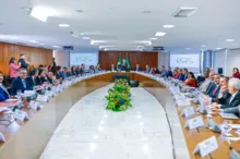 Imagem ilustrativa da imagem Lula diz que reunião ministerial deu 'uma harmonizada na equipe'