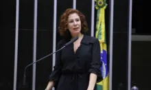 Imagem ilustrativa da imagem Ministro do TSE envia para São Paulo ação contra Carla Zambelli