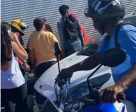 Imagem ilustrativa da imagem Moto é "esmagada" em acidente na Avenida Paralela; assista