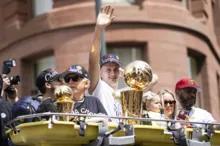 Imagem ilustrativa da imagem Multidão acompanha desfile dos Nuggets, campeões da NBA, pelas ruas de