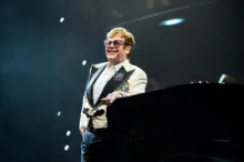 Imagem ilustrativa da imagem Na despedida dos palcos, Elton John diz que música é sua "força vital"