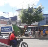 Imagem ilustrativa da imagem Ônibus bate em caminhão de lixo e trava trânsito na Avenida Suburbana