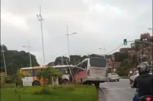 Imagem ilustrativa da imagem Ônibus batem de frente na Avenida Gal Costa, em Salvador