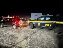 Imagem ilustrativa da imagem PRF prende dupla em Feira de Santana em veículo roubado