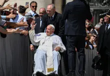 Imagem ilustrativa da imagem Papa Francisco passou a noite bem após operação, diz Vaticano