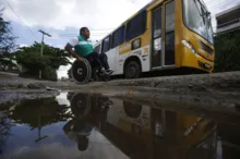 Imagem ilustrativa da imagem Paradas de ônibus fora do ponto para PcDs pode virar lei em Salvador