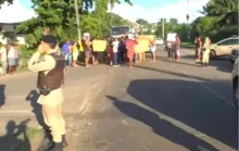 Imagem ilustrativa da imagem Populares protestam na Estrada do Derba após mulher morrer atropelada
