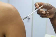 Imagem ilustrativa da imagem Salvador promove 'Happy Hour da Vacina' contra gripe e bivalente