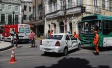 Imagem ilustrativa da imagem Semáforo apagado provoca acidente entre ônibus e carro na Barroquinha