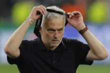 Imagem ilustrativa da imagem Uefa suspende Mourinho por 4 jogos por insultar árbitro