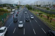 Imagem ilustrativa da imagem Vídeo: Buraco na pista provoca estragos em 22 carros na Av. Paralela